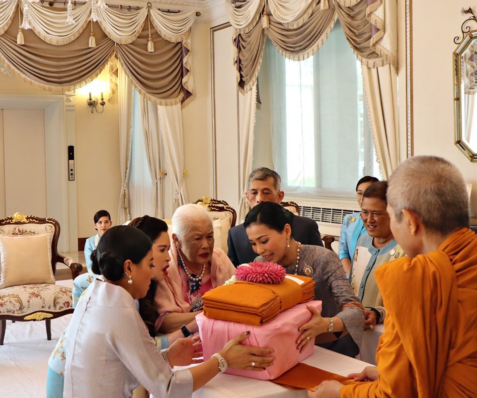 Hoàng hậu Thái Lan xuất hiện rạng rỡ bên cạnh Quốc vương vào ngày quốc lễ, được mẹ chồng nắm tay tình cảm trong khi vợ lẽ mất hút khó hiểu - 7 Hoàng hậu Thái Lan xuất hiện rạng rỡ bên cạnh Quốc vương vào ngày quốc lễ, được mẹ chồng nắm tay tình cảm trong khi vợ lẽ mất hút khó hiểu - 7