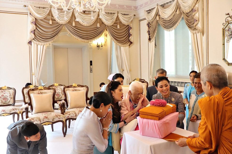 Hoàng hậu Thái Lan xuất hiện rạng rỡ bên cạnh Quốc vương vào ngày quốc lễ, được mẹ chồng nắm tay tình cảm trong khi vợ lẽ mất hút khó hiểu - 8 Hoàng hậu Thái Lan xuất hiện rạng rỡ bên cạnh Quốc vương vào ngày quốc lễ, được mẹ chồng nắm tay tình cảm trong khi vợ lẽ mất hút khó hiểu - 8