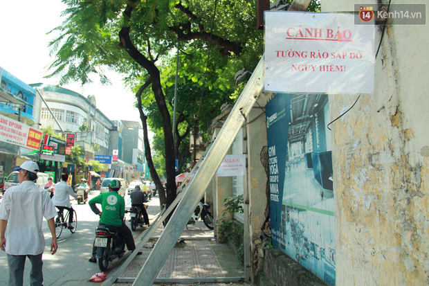 Hà Nội: Người dân vô tư ngồi bán hàng, trú nắng dưới bức tường rào sắp đổ sập của nhà khách La Thành - 3 Hà Nội: Người dân vô tư ngồi bán hàng, trú nắng dưới bức tường rào sắp đổ sập của nhà khách La Thành - 3