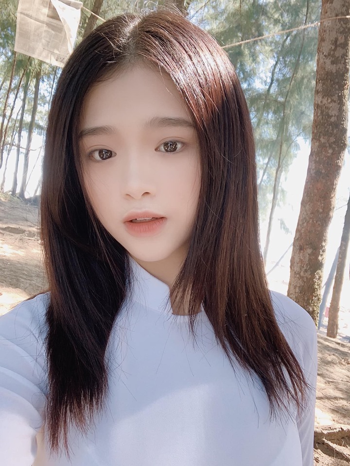 Bị chê bai ăn mặc như bà thím, Linh Ka 'dằn mặt' antifan cực khéo bằng cách mặc áo dài trắng thướt tha, nhẹ nhàng - 6 Bị chê bai ăn mặc như bà thím, Linh Ka 'dằn mặt' antifan cực khéo bằng cách mặc áo dài trắng thướt tha, nhẹ nhàng - 6