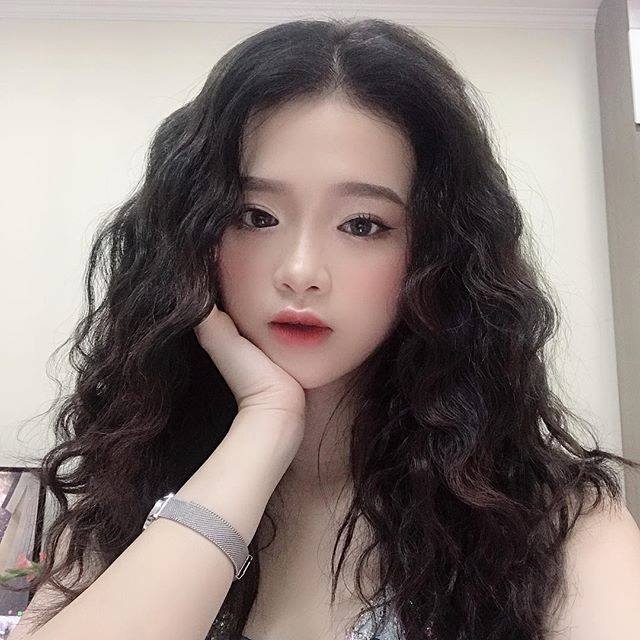 Bị chê bai ăn mặc như bà thím, Linh Ka 'dằn mặt' antifan cực khéo bằng cách mặc áo dài trắng thướt tha, nhẹ nhàng - 4 Bị chê bai ăn mặc như bà thím, Linh Ka 'dằn mặt' antifan cực khéo bằng cách mặc áo dài trắng thướt tha, nhẹ nhàng - 4