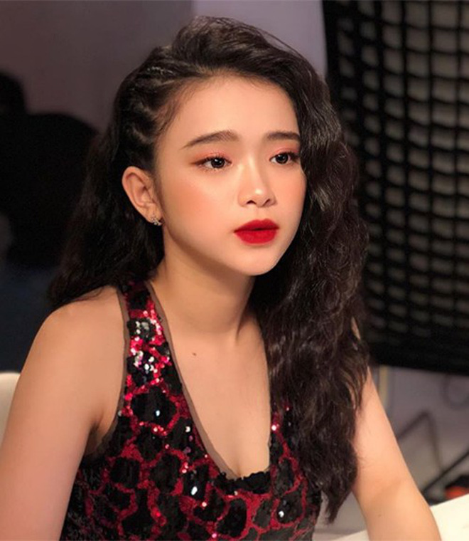 Bị chê bai ăn mặc như bà thím, Linh Ka 'dằn mặt' antifan cực khéo bằng cách mặc áo dài trắng thướt tha, nhẹ nhàng - 5 Bị chê bai ăn mặc như bà thím, Linh Ka 'dằn mặt' antifan cực khéo bằng cách mặc áo dài trắng thướt tha, nhẹ nhàng - 5