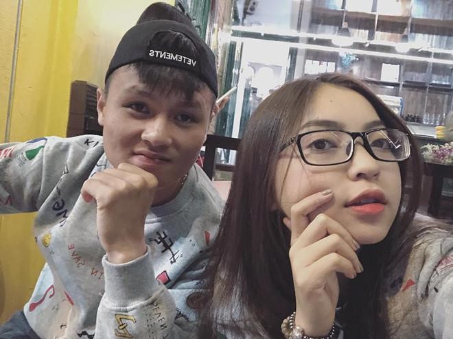 Vừa chia tay Nhật Lê, Quang Hải 'đào hoa' đã có ngay bạn gái mới, xinh đẹp chả kém tình cũ? Vừa chia tay Nhật Lê, Quang Hải 'đào hoa' đã có ngay bạn gái mới, xinh đẹp chả kém tình cũ?