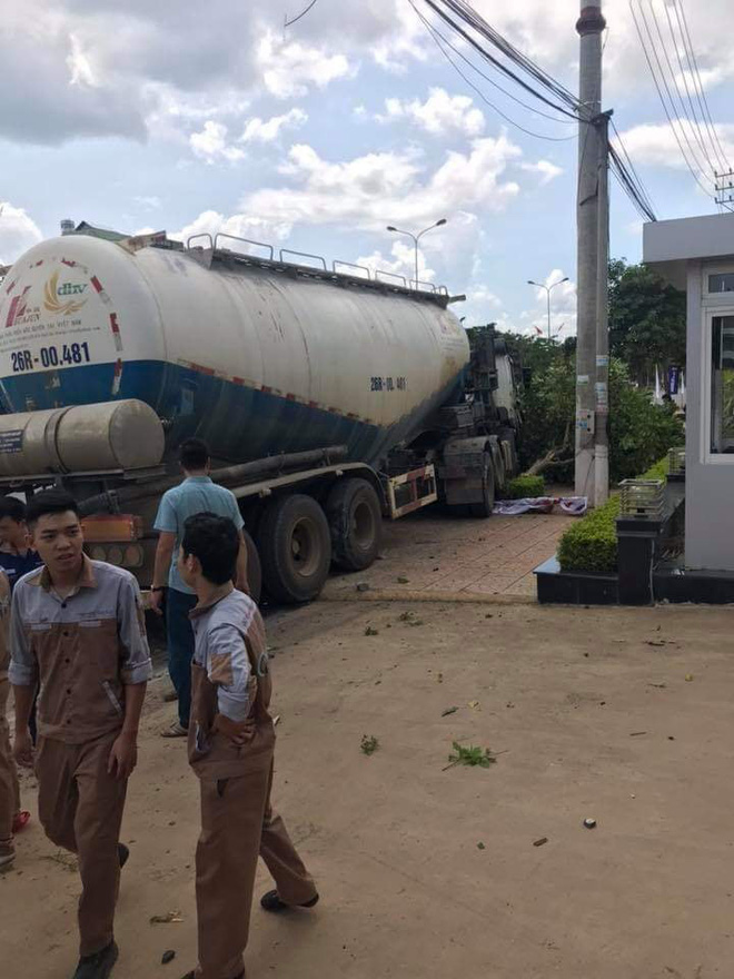 Xe bồn mất lái, húc ô tô 4 chỗ văng xa chục mét rồi cuốn xe đạp điện vào gầm - 2 Xe bồn mất lái, húc ô tô 4 chỗ văng xa chục mét rồi cuốn xe đạp điện vào gầm - 2