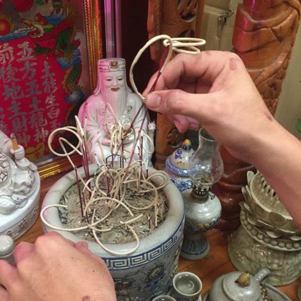 Dùng nước lã lau bàn thờ, nhầm lẫn tai hại ai cũng nghĩ đúng hóa ra sai bét nhè - 1 Dùng nước lã lau bàn thờ, nhầm lẫn tai hại ai cũng nghĩ đúng hóa ra sai bét nhè - 1