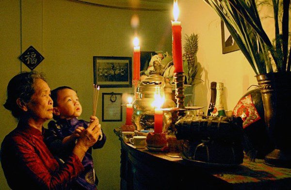 Dùng nước lã lau bàn thờ, nhầm lẫn tai hại ai cũng nghĩ đúng hóa ra sai bét nhè Dùng nước lã lau bàn thờ, nhầm lẫn tai hại ai cũng nghĩ đúng hóa ra sai bét nhè