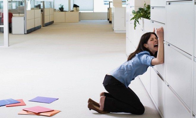 Khảo sát mới cho thấy: 8 trên 10 dân công sở đã bật khóc tại chỗ làm, chủ yếu là do sếp và đồng nghiệp chèn ép - 1 Khảo sát mới cho thấy: 8 trên 10 dân công sở đã bật khóc tại chỗ làm, chủ yếu là do sếp và đồng nghiệp chèn ép - 1