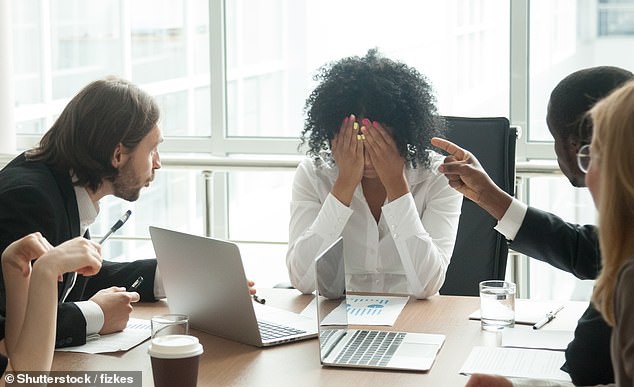 Khảo sát mới cho thấy: 8 trên 10 dân công sở đã bật khóc tại chỗ làm, chủ yếu là do sếp và đồng nghiệp chèn ép Khảo sát mới cho thấy: 8 trên 10 dân công sở đã bật khóc tại chỗ làm, chủ yếu là do sếp và đồng nghiệp chèn ép