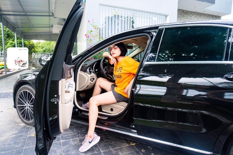 'Nghìn năm' mới được đi biển bung lụa, mẹ trẻ khóc ròng khi được bạn chụp cho kiểu ảnh đầu tóc như... Kim Mao Sư Vương - 4 'Nghìn năm' mới được đi biển bung lụa, mẹ trẻ khóc ròng khi được bạn chụp cho kiểu ảnh đầu tóc như... Kim Mao Sư Vương - 4