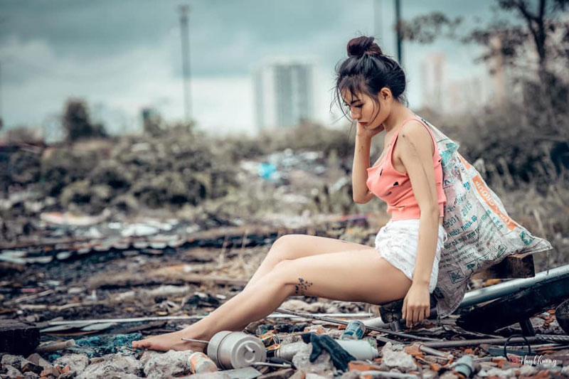 'Nữ chủ tịch' giả nghèo đi nhặt rác được dân mạng chú ý vì quá sexy, gợi cảm - 1 'Nữ chủ tịch' giả nghèo đi nhặt rác được dân mạng chú ý vì quá sexy, gợi cảm - 1