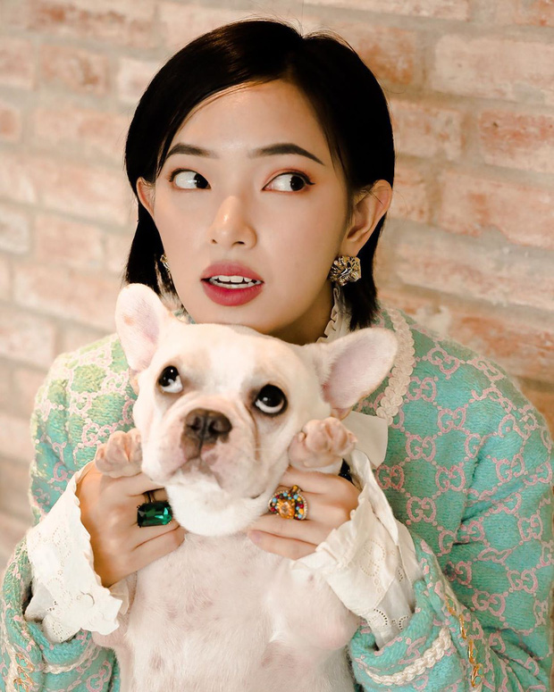 'Dăm ba' thứ nổi tiếng của YouTuber, hot girl với streamer Việt: Sang chảnh ở đâu chứ về nhà thì cũng è cổ phục vụ boss thôi! - 5 'Dăm ba' thứ nổi tiếng của YouTuber, hot girl với streamer Việt: Sang chảnh ở đâu chứ về nhà thì cũng è cổ phục vụ boss thôi! - 5