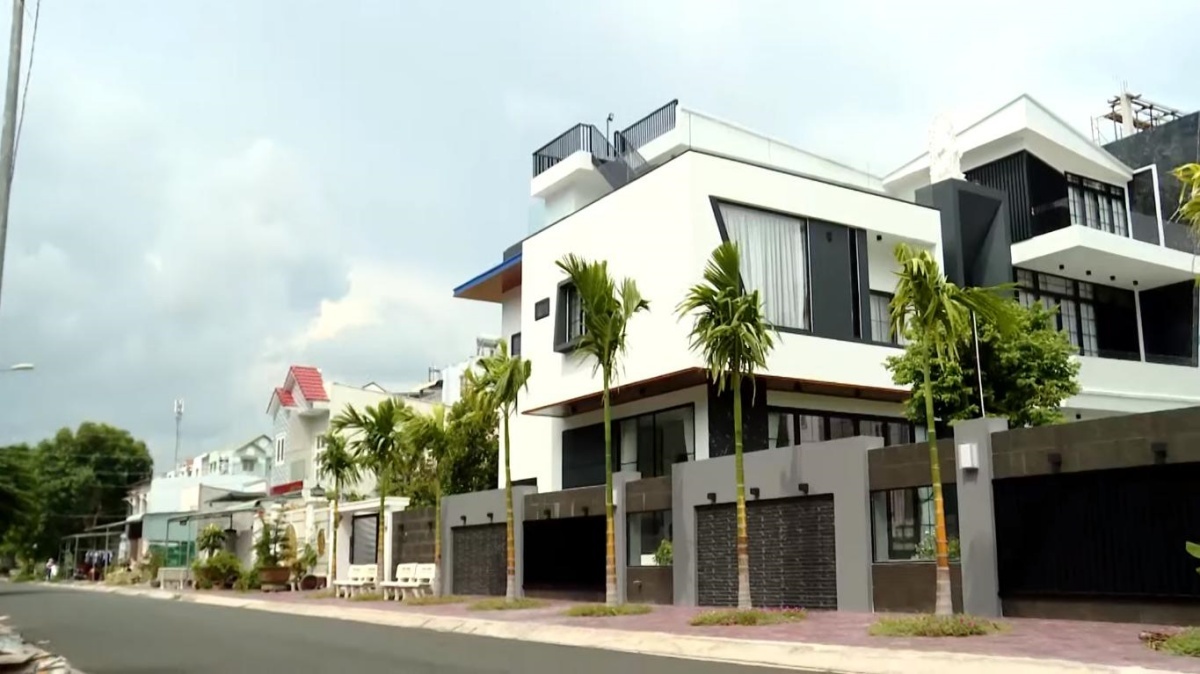Quốc Trường nói về việc sắm xe sang 5 tỷ sau Về nhà đi con: 'Một tháng tôi kiếm được 2 tỷ từ việc đóng phim cũng không bằng kinh doanh' - 2 Quốc Trường nói về việc sắm xe sang 5 tỷ sau Về nhà đi con: 'Một tháng tôi kiếm được 2 tỷ từ việc đóng phim cũng không bằng kinh doanh' - 2