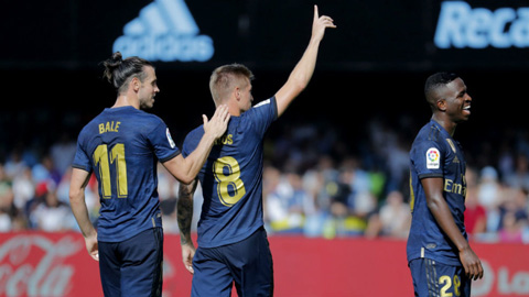 Real lần đầu xếp trên Barca sau 818 ngày Real lần đầu xếp trên Barca sau 818 ngày
