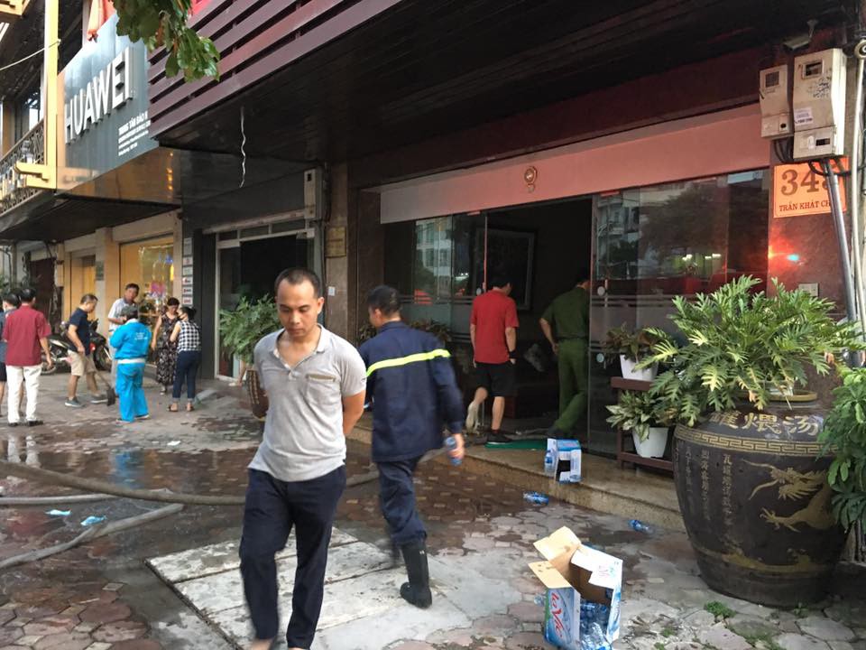 Hà Nội: Cháy quán massage, nhiều người hốt hoảng bỏ chạy - 1 Hà Nội: Cháy quán massage, nhiều người hốt hoảng bỏ chạy - 1