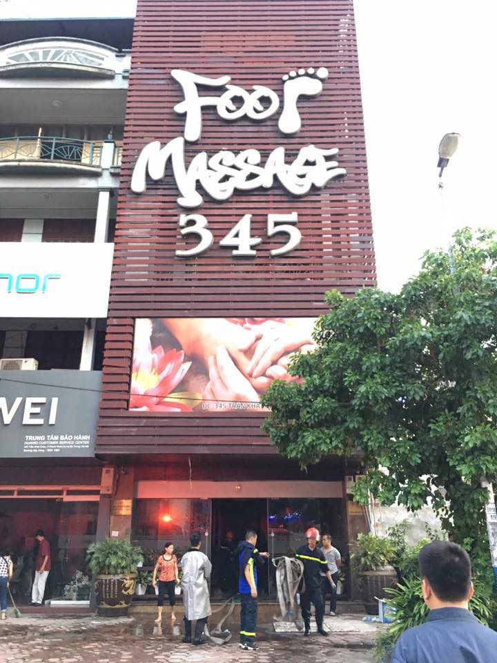 Hà Nội: Cháy quán massage, nhiều người hốt hoảng bỏ chạy - 2 Hà Nội: Cháy quán massage, nhiều người hốt hoảng bỏ chạy - 2