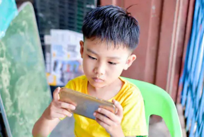 Cậu bé 10 tuổi bất ngờ bị... lác sau khi chơi điện thoại ròng rã 10 tiếng/ngày trong suốt kỳ nghỉ hè Cậu bé 10 tuổi bất ngờ bị... lác sau khi chơi điện thoại ròng rã 10 tiếng/ngày trong suốt kỳ nghỉ hè