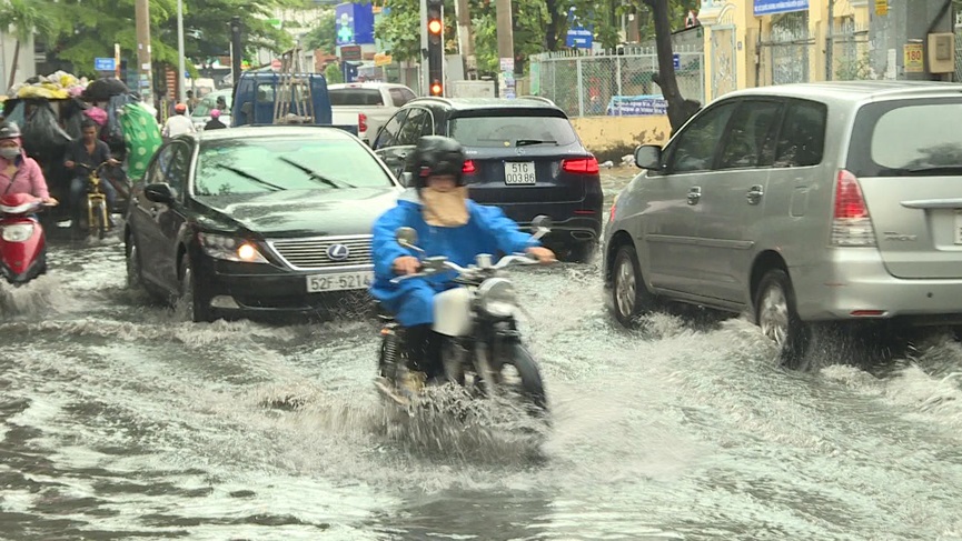 Khu nhà giàu ở Sài Gòn ngập lênh láng sau cơn mưa - 4 Khu nhà giàu ở Sài Gòn ngập lênh láng sau cơn mưa - 4