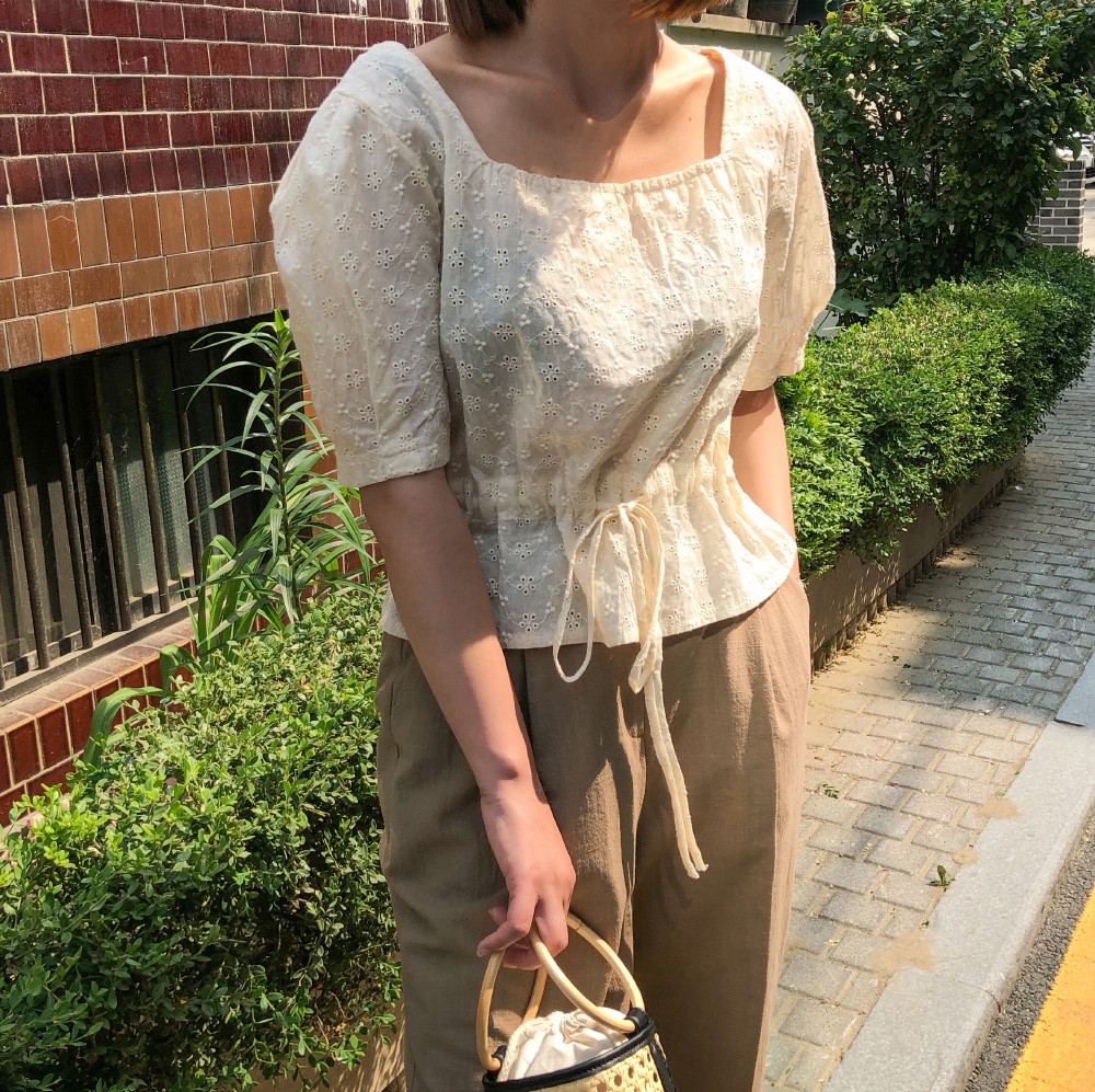 HH Thu Thảo đích thị là tín đồ của áo blouse và bạn sẽ không phải hối hận nếu học theo cô, sắm ngay 5 kiểu sau - 9 HH Thu Thảo đích thị là tín đồ của áo blouse và bạn sẽ không phải hối hận nếu học theo cô, sắm ngay 5 kiểu sau - 9