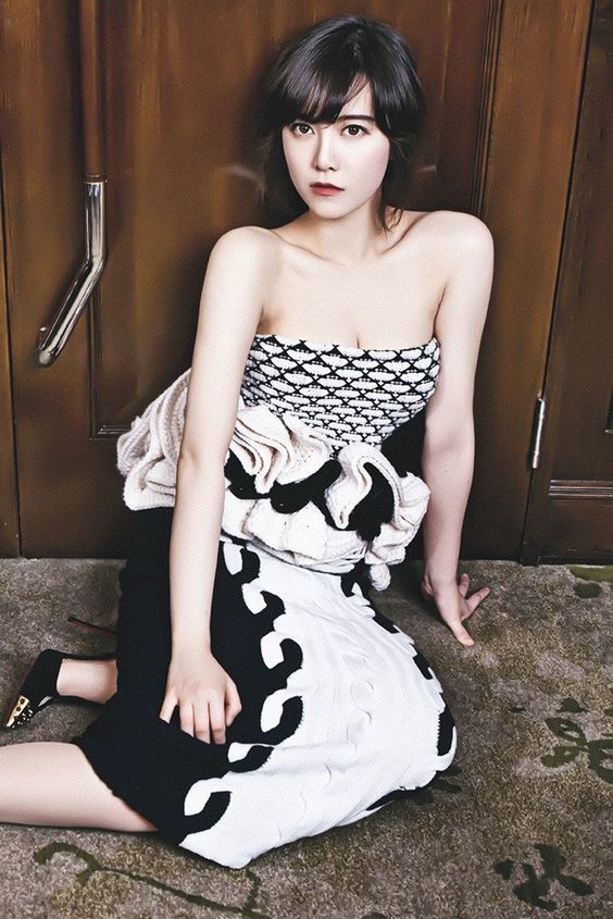 Vòng 1 sexy thế này mà Goo Hye Sun vẫn bị chồng chê 'không đủ gợi cảm' - 2 Vòng 1 sexy thế này mà Goo Hye Sun vẫn bị chồng chê 'không đủ gợi cảm' - 2