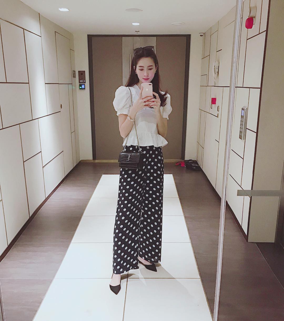 HH Thu Thảo đích thị là tín đồ của áo blouse và bạn sẽ không phải hối hận nếu học theo cô, sắm ngay 5 kiểu sau - 8 HH Thu Thảo đích thị là tín đồ của áo blouse và bạn sẽ không phải hối hận nếu học theo cô, sắm ngay 5 kiểu sau - 8