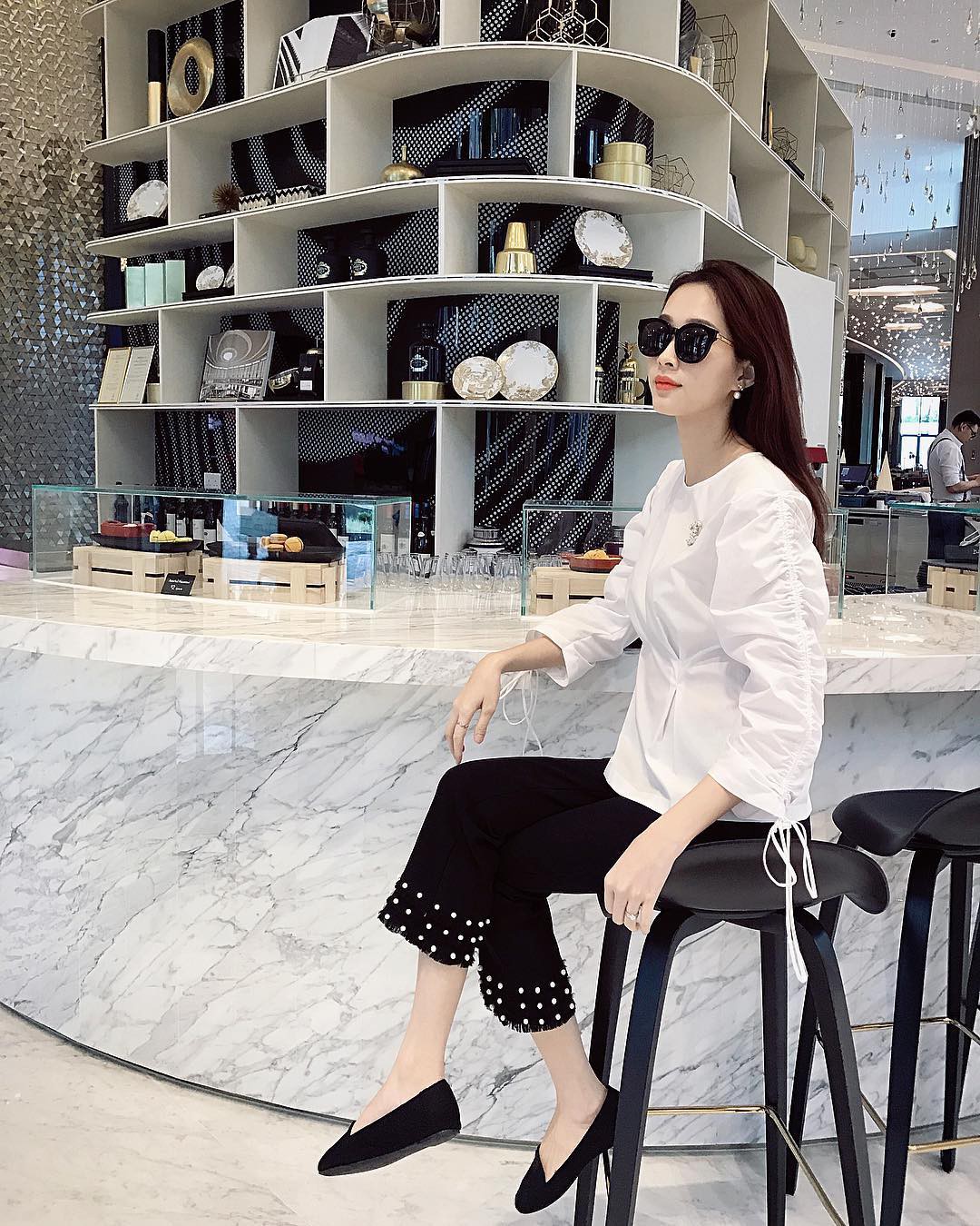 HH Thu Thảo đích thị là tín đồ của áo blouse và bạn sẽ không phải hối hận nếu học theo cô, sắm ngay 5 kiểu sau - 7 HH Thu Thảo đích thị là tín đồ của áo blouse và bạn sẽ không phải hối hận nếu học theo cô, sắm ngay 5 kiểu sau - 7