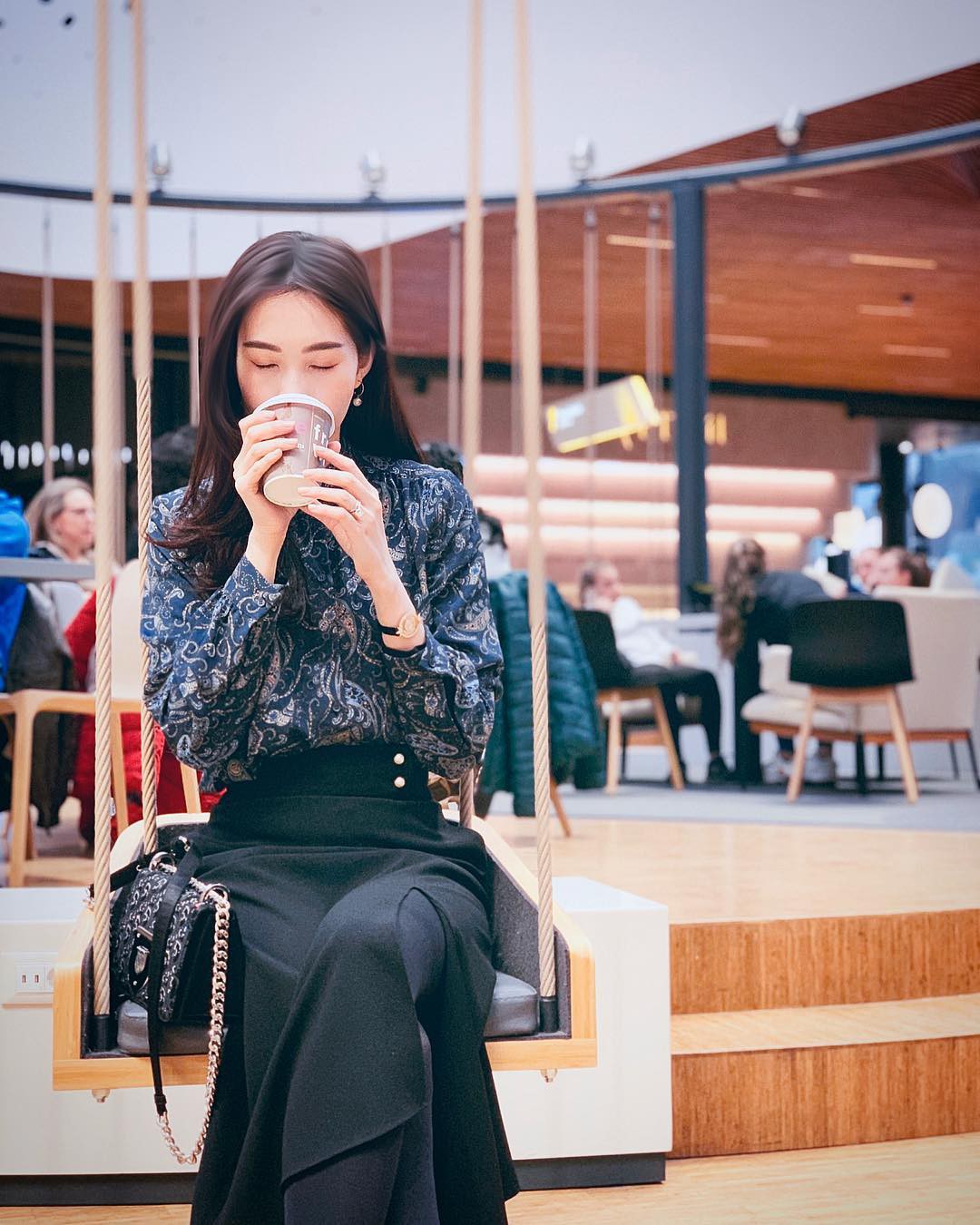 HH Thu Thảo đích thị là tín đồ của áo blouse và bạn sẽ không phải hối hận nếu học theo cô, sắm ngay 5 kiểu sau - 4 HH Thu Thảo đích thị là tín đồ của áo blouse và bạn sẽ không phải hối hận nếu học theo cô, sắm ngay 5 kiểu sau - 4