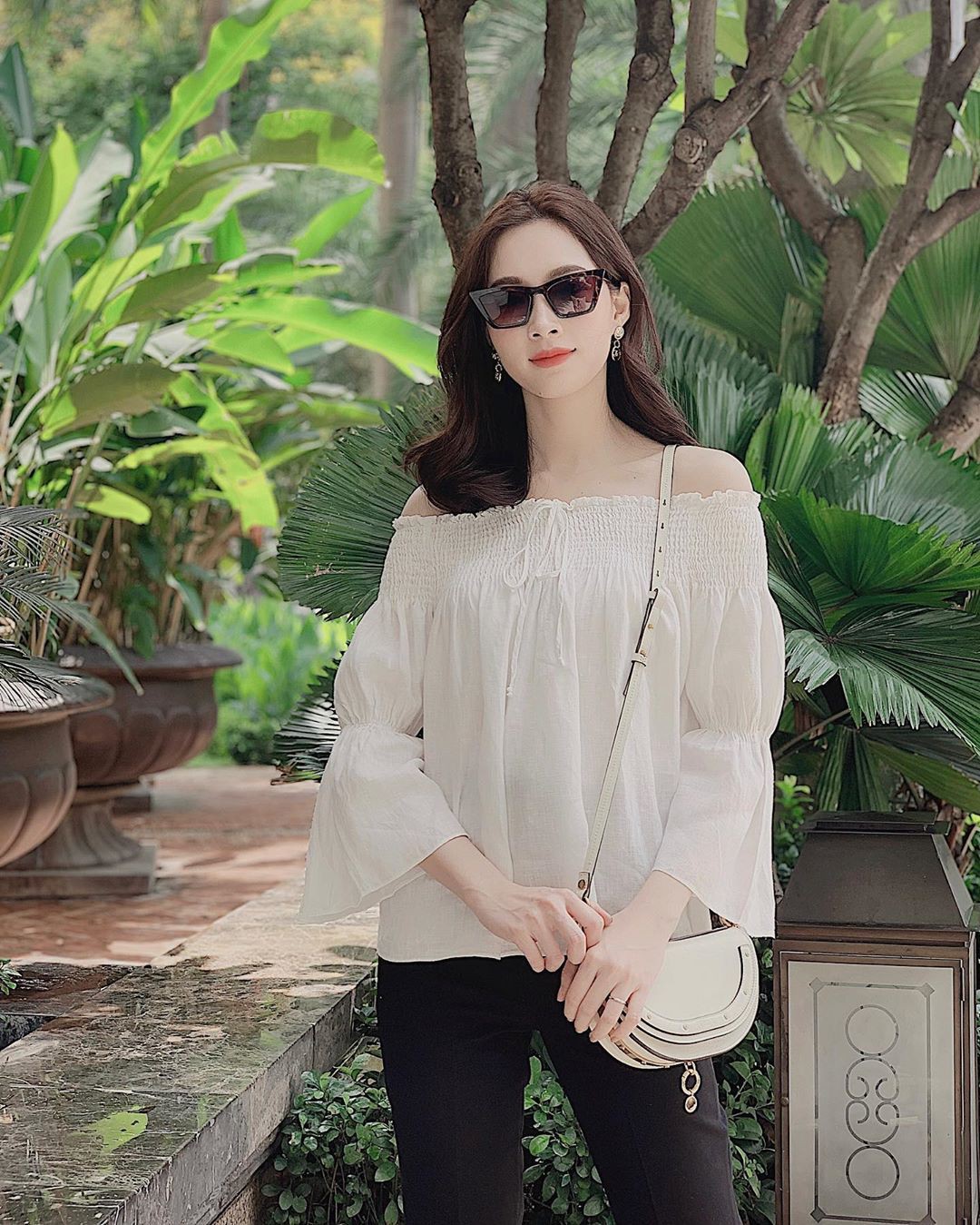 HH Thu Thảo đích thị là tín đồ của áo blouse và bạn sẽ không phải hối hận nếu học theo cô, sắm ngay 5 kiểu sau - 15 HH Thu Thảo đích thị là tín đồ của áo blouse và bạn sẽ không phải hối hận nếu học theo cô, sắm ngay 5 kiểu sau - 15