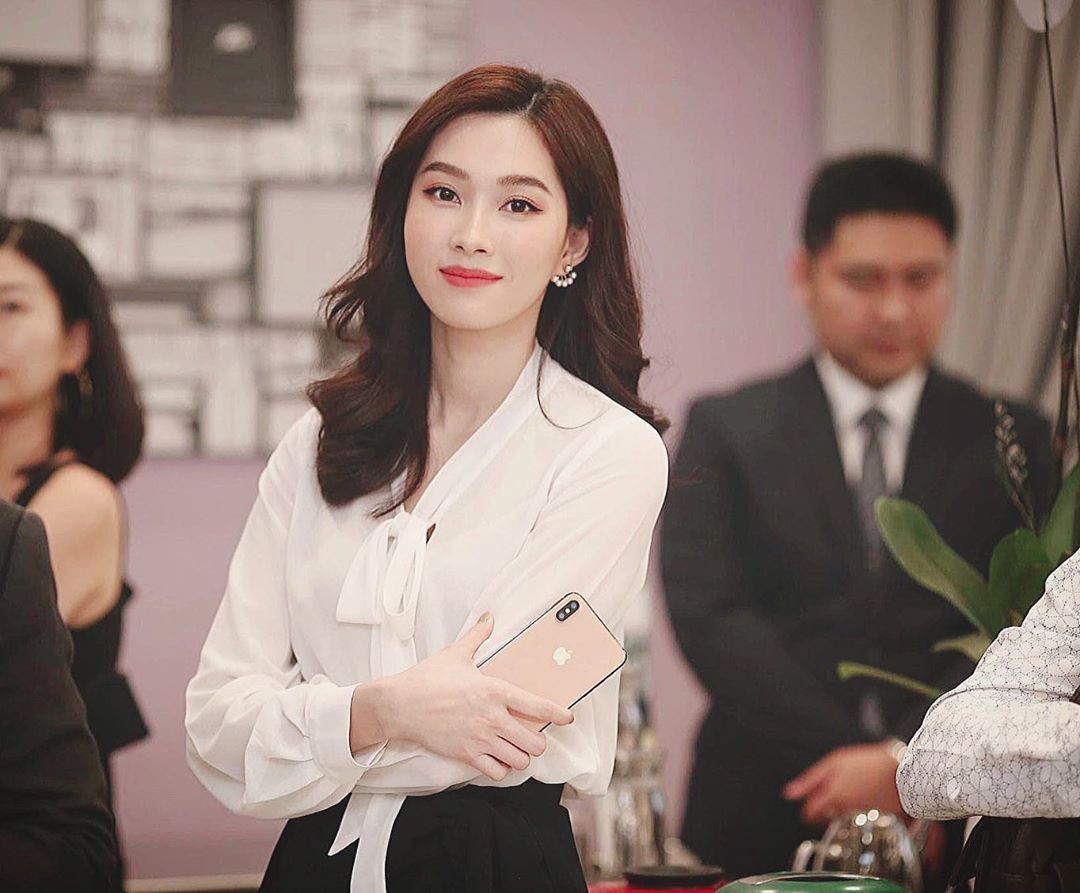 HH Thu Thảo đích thị là tín đồ của áo blouse và bạn sẽ không phải hối hận nếu học theo cô, sắm ngay 5 kiểu sau - 11 HH Thu Thảo đích thị là tín đồ của áo blouse và bạn sẽ không phải hối hận nếu học theo cô, sắm ngay 5 kiểu sau - 11
