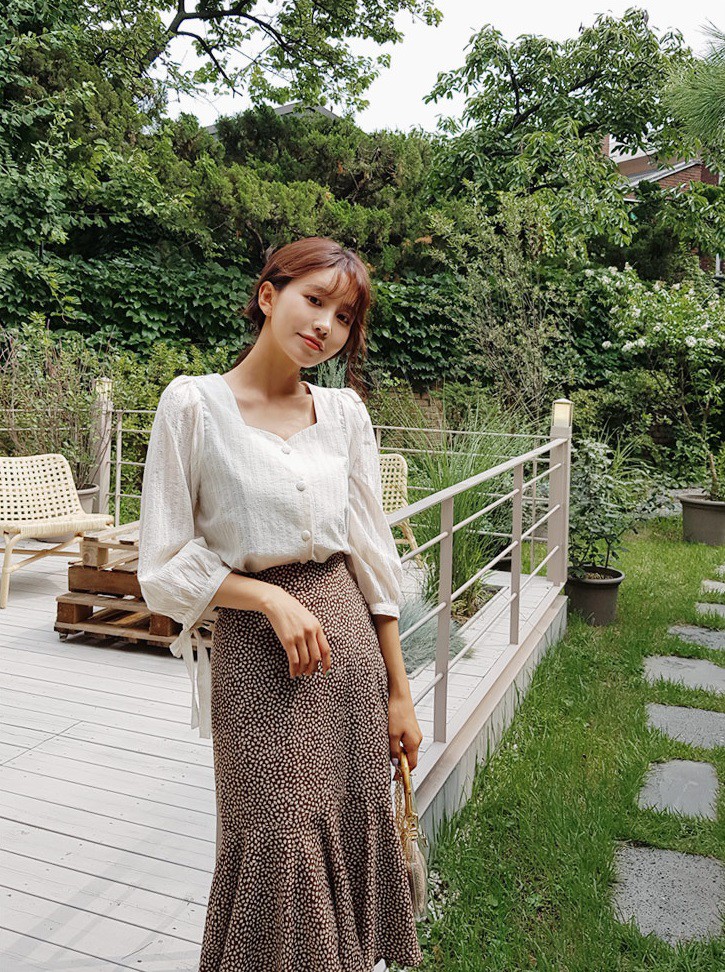 HH Thu Thảo đích thị là tín đồ của áo blouse và bạn sẽ không phải hối hận nếu học theo cô, sắm ngay 5 kiểu sau - 3 HH Thu Thảo đích thị là tín đồ của áo blouse và bạn sẽ không phải hối hận nếu học theo cô, sắm ngay 5 kiểu sau - 3