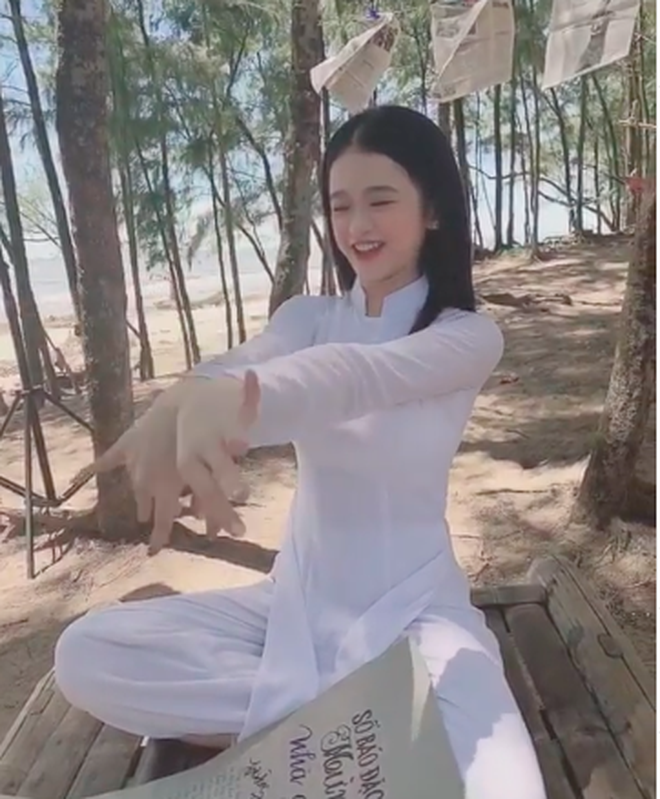 Linh Ka tạo trend mới: Tỏ tình cruch bằng cách 'múa quạt' - 2 Linh Ka tạo trend mới: Tỏ tình cruch bằng cách 'múa quạt' - 2