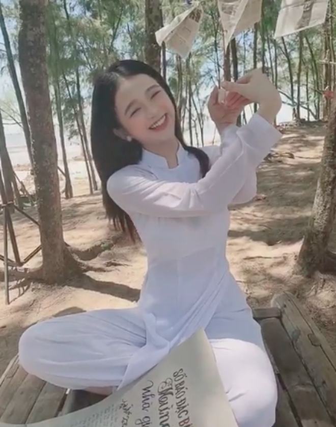 Linh Ka tạo trend mới: Tỏ tình cruch bằng cách 'múa quạt' - 3 Linh Ka tạo trend mới: Tỏ tình cruch bằng cách 'múa quạt' - 3