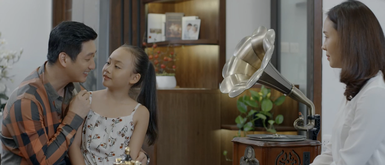 Hoa hồng trên ngực trái: Khán giả hả hê khi hồ ly tinh Trà bị giang hồ nhét quần lót vào ngực cảnh cáo - 7 Hoa hồng trên ngực trái: Khán giả hả hê khi hồ ly tinh Trà bị giang hồ nhét quần lót vào ngực cảnh cáo - 7