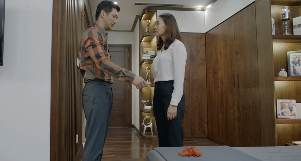 Hoa hồng trên ngực trái: Khán giả hả hê khi hồ ly tinh Trà bị giang hồ nhét quần lót vào ngực cảnh cáo - 9 Hoa hồng trên ngực trái: Khán giả hả hê khi hồ ly tinh Trà bị giang hồ nhét quần lót vào ngực cảnh cáo - 9