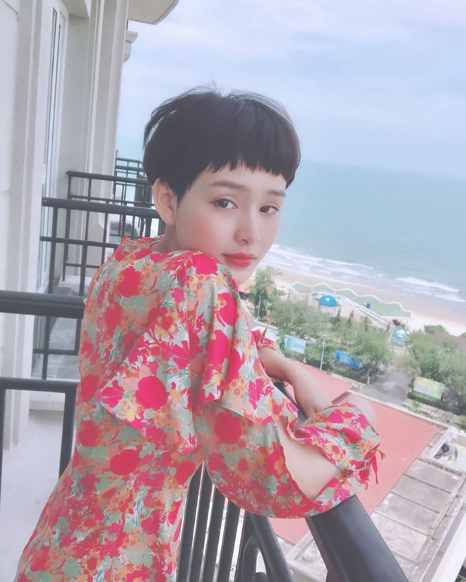 Ngắm Hiền Hồ lên đồ 'bánh bèo' mới thấy: Con gái để tóc pixie ăn mặc điệu đà lại càng xinh và thu hút khó cưỡng - 4 Ngắm Hiền Hồ lên đồ 'bánh bèo' mới thấy: Con gái để tóc pixie ăn mặc điệu đà lại càng xinh và thu hút khó cưỡng - 4