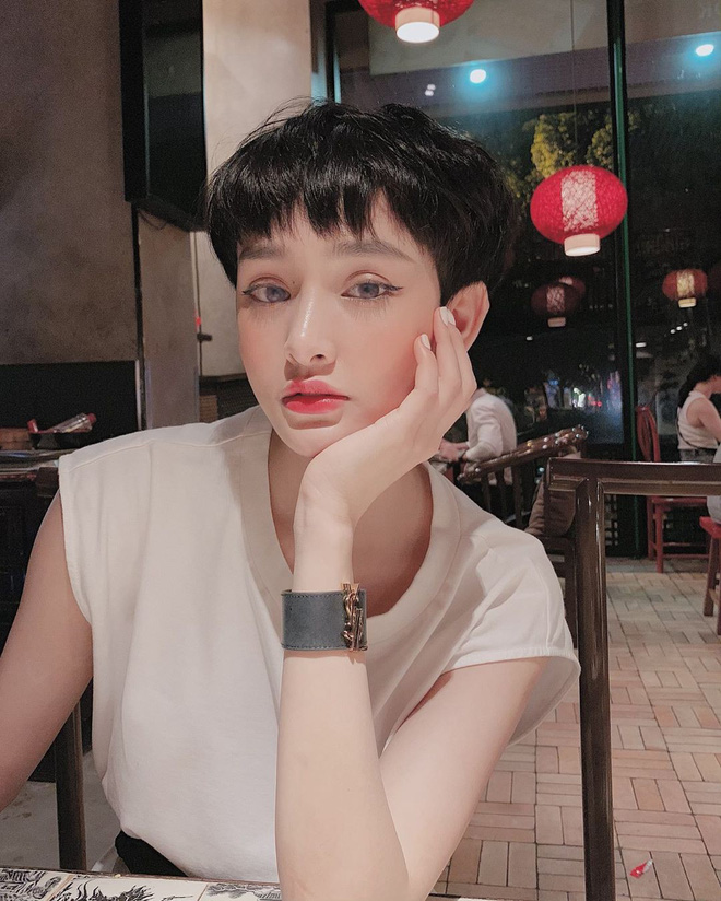 Ngắm Hiền Hồ lên đồ 'bánh bèo' mới thấy: Con gái để tóc pixie ăn mặc điệu đà lại càng xinh và thu hút khó cưỡng - 8 Ngắm Hiền Hồ lên đồ 'bánh bèo' mới thấy: Con gái để tóc pixie ăn mặc điệu đà lại càng xinh và thu hút khó cưỡng - 8