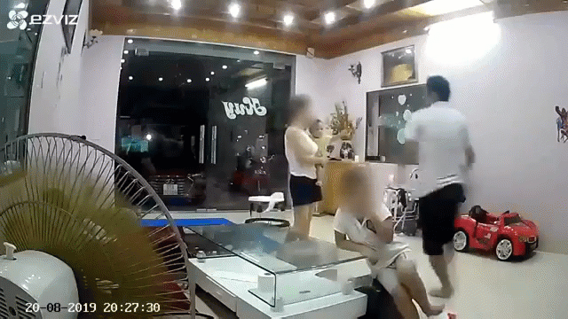 Cán bộ Kho bạc quay clip con trai thanh minh cho mình, dân mạng chỉ ra những điểm đáng ngờ trong cách nói 'như trả bài' của cậu bé Cán bộ Kho bạc quay clip con trai thanh minh cho mình, dân mạng chỉ ra những điểm đáng ngờ trong cách nói 'như trả bài' của cậu bé