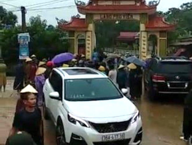 Vụ thanh niên xăm trổ phá cổng làng: Công an tạm giữ xe Lexus 570 biển số 299.99 Vụ thanh niên xăm trổ phá cổng làng: Công an tạm giữ xe Lexus 570 biển số 299.99