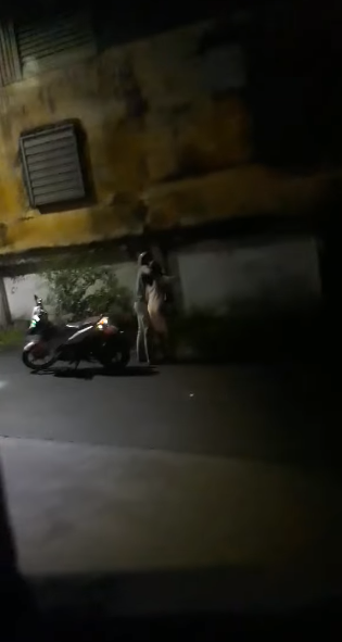 Bạn gái đòi chia tay, thanh niên liền nằm lăn ra đường giả vờ ngất để 'nối lại tình xưa' Bạn gái đòi chia tay, thanh niên liền nằm lăn ra đường giả vờ ngất để 'nối lại tình xưa'