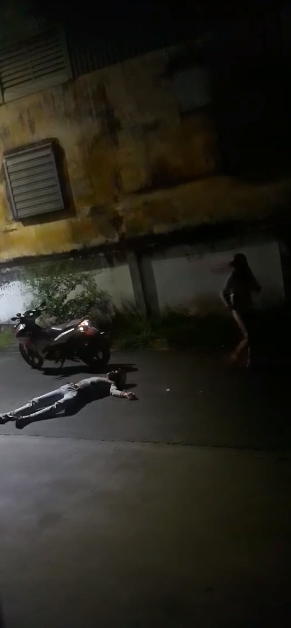 Bạn gái đòi chia tay, thanh niên liền nằm lăn ra đường giả vờ ngất để 'nối lại tình xưa' - 3 Bạn gái đòi chia tay, thanh niên liền nằm lăn ra đường giả vờ ngất để 'nối lại tình xưa' - 3