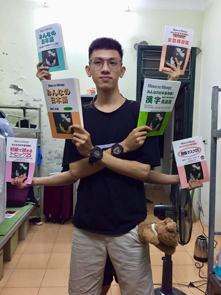 Trend mới đầu năm học: Chụp ảnh "nghìn mắt nghìn tay" bên sách giáo khoa! - 1 Trend mới đầu năm học: Chụp ảnh "nghìn mắt nghìn tay" bên sách giáo khoa! - 1