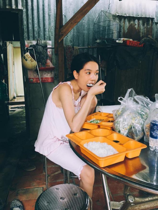 Những hình ảnh chụp lén gây xôn xao của Ngọc Trinh - 11 Những hình ảnh chụp lén gây xôn xao của Ngọc Trinh - 11