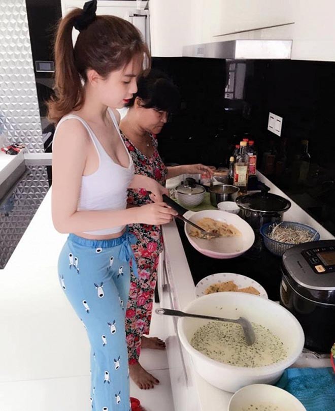 Những hình ảnh chụp lén gây xôn xao của Ngọc Trinh - 9 Những hình ảnh chụp lén gây xôn xao của Ngọc Trinh - 9