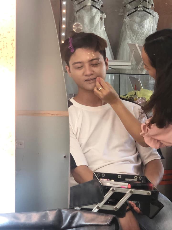 Làm thợ make up mà không tìm được mẫu, cô gái lôi anh hàng xóm ra thử nào ngờ 'đại bàng có ngày hóa thiên nga'! - 1 Làm thợ make up mà không tìm được mẫu, cô gái lôi anh hàng xóm ra thử nào ngờ 'đại bàng có ngày hóa thiên nga'! - 1