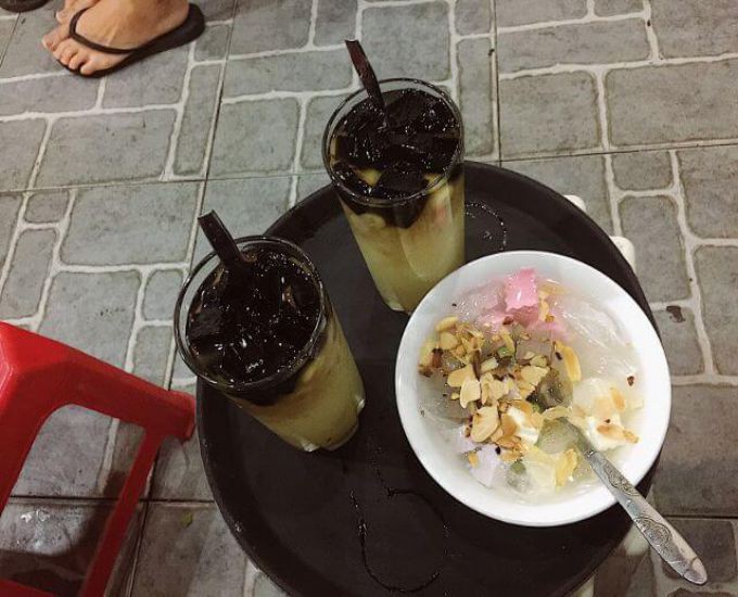 Đi ăn chè nổi tiếng phố cổ, nhóm bạn bị đuổi thẳng vì '5 người gọi 3 cốc' nhưng diễn biến sau đó mới thật bất ngờ - 1 Đi ăn chè nổi tiếng phố cổ, nhóm bạn bị đuổi thẳng vì '5 người gọi 3 cốc' nhưng diễn biến sau đó mới thật bất ngờ - 1
