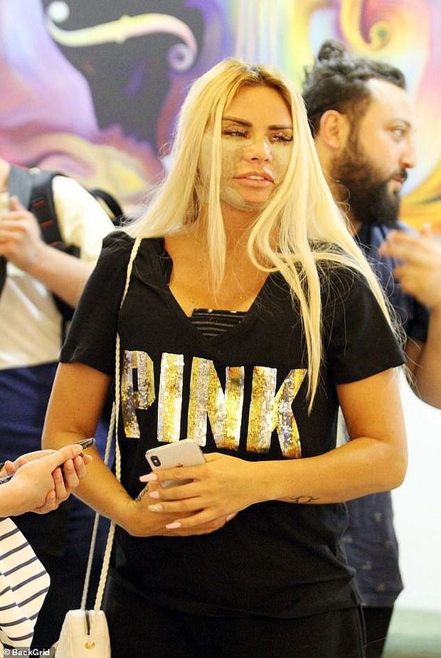 Thảm họa dao kéo hot nhất nước Anh Katie Price: Từng đẹp đến mức Ronaldo mê đắm, bỏ rơi mẹ già ung thư vì nghiện thẩm mỹ - 9 Thảm họa dao kéo hot nhất nước Anh Katie Price: Từng đẹp đến mức Ronaldo mê đắm, bỏ rơi mẹ già ung thư vì nghiện thẩm mỹ - 9