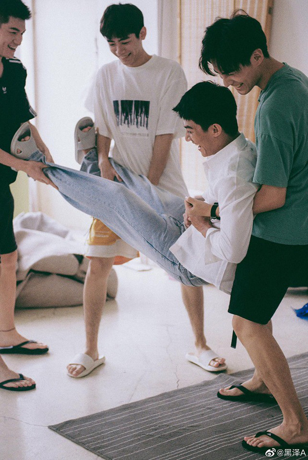 'Bạn trai quốc dân' Hắc Trạch chụp ảnh cùng hội bạn thân mà tưởng như poster phim mỹ nam học đường - 8 'Bạn trai quốc dân' Hắc Trạch chụp ảnh cùng hội bạn thân mà tưởng như poster phim mỹ nam học đường - 8