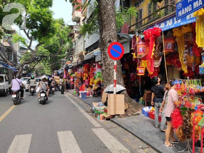 Ảnh: Phố Hàng Mã 'khoe sắc' trước mùa Trung thu, trẻ con thích thú được bố mẹ dẫn đi mua đồ chơi - 12 Ảnh: Phố Hàng Mã 'khoe sắc' trước mùa Trung thu, trẻ con thích thú được bố mẹ dẫn đi mua đồ chơi - 12