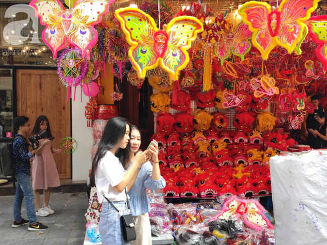 Ảnh: Phố Hàng Mã 'khoe sắc' trước mùa Trung thu, trẻ con thích thú được bố mẹ dẫn đi mua đồ chơi - 10 Ảnh: Phố Hàng Mã 'khoe sắc' trước mùa Trung thu, trẻ con thích thú được bố mẹ dẫn đi mua đồ chơi - 10
