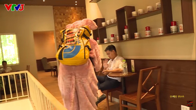 Cuộc đua kỳ thú: Hoa hậu H’Hen Niê đau đớn vì bị đuổi khỏi quán cà phê - 2 Cuộc đua kỳ thú: Hoa hậu H’Hen Niê đau đớn vì bị đuổi khỏi quán cà phê - 2