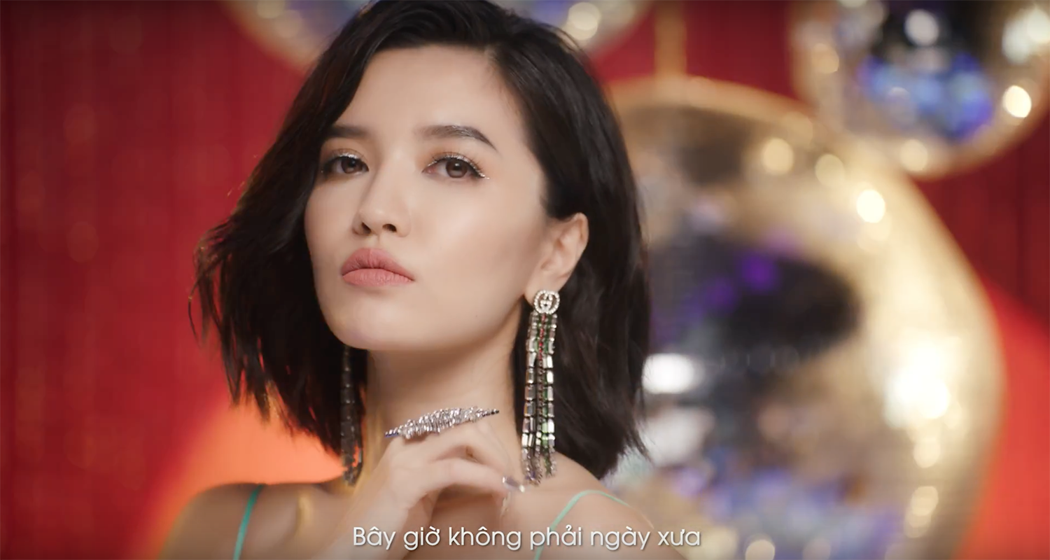 Bích Phương gây tranh cãi khi mặc hở hang đọc thơ lục bát, tạo liên tưởng nhạy cảm với tên MV mới - 2 Bích Phương gây tranh cãi khi mặc hở hang đọc thơ lục bát, tạo liên tưởng nhạy cảm với tên MV mới - 2